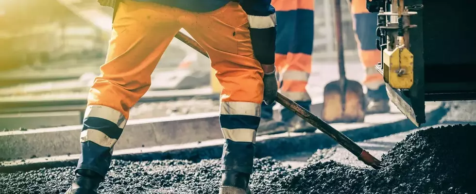 homme avec une pelle sur un chantier