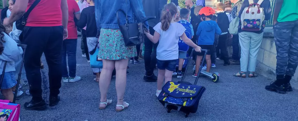 enfant avec cartable et sa maman