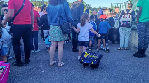 enfant avec cartable et sa maman