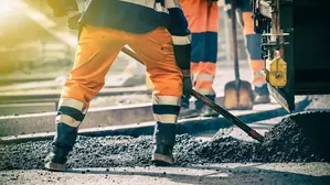 homme avec une pelle sur un chantier