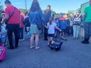 enfant avec cartable et sa maman